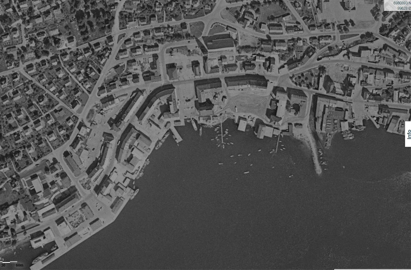 Flyfoto av Molde sentrum. Svart/hvitt foto.
