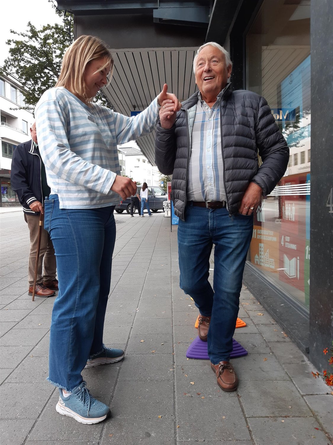 Mann tester balansen sammen med en fysioterapeut. Bilde.